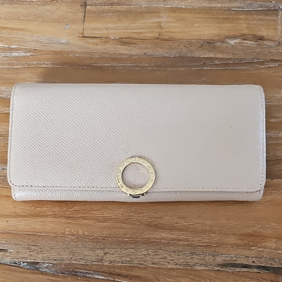 Chic Beige Leather Wallet with Gold Accent - Picture 1 of 10